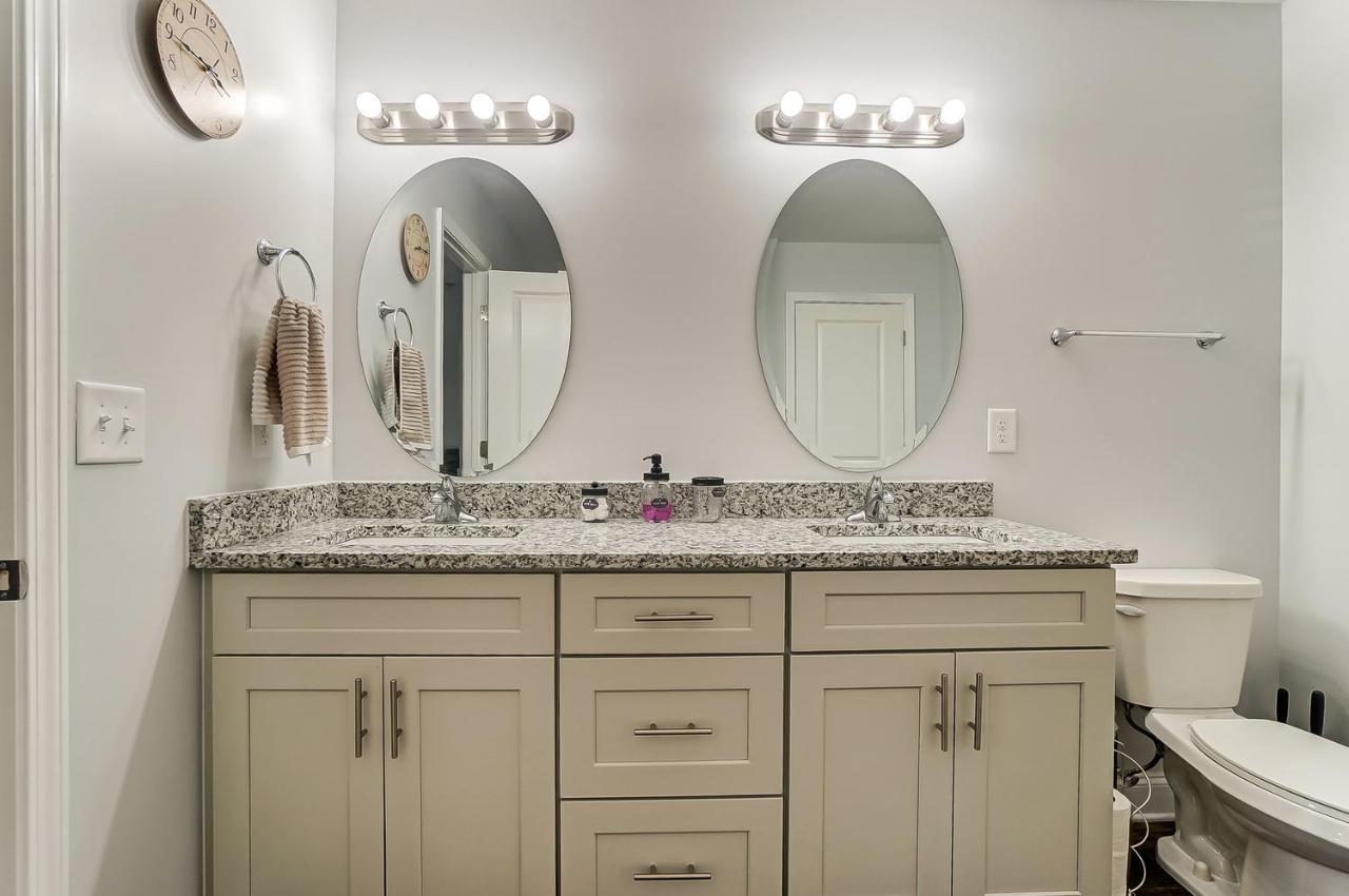 Casa de férias New!! Cozy In Charlotte, Near White Water Center, Uptown & Airport! *