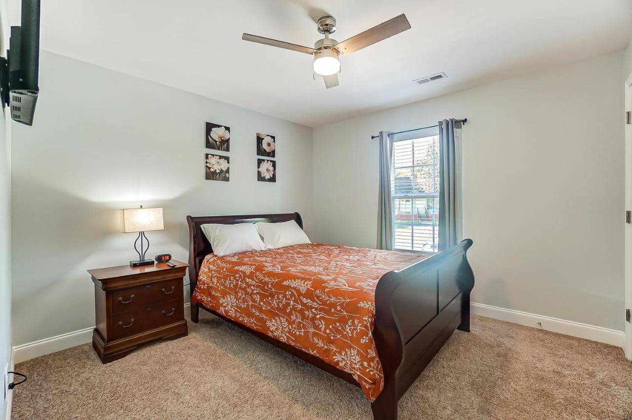 Casa de férias New!! Cozy In Charlotte, Near White Water Center, Uptown & Airport!