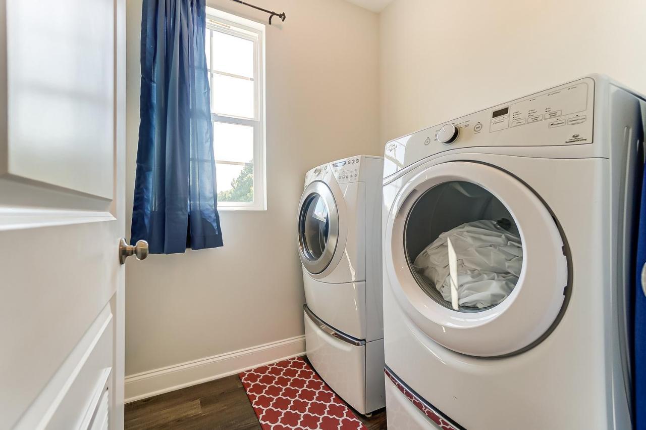 New!! Cozy In Charlotte, Near White Water Center, Uptown & Airport! Casa de férias Charlotte